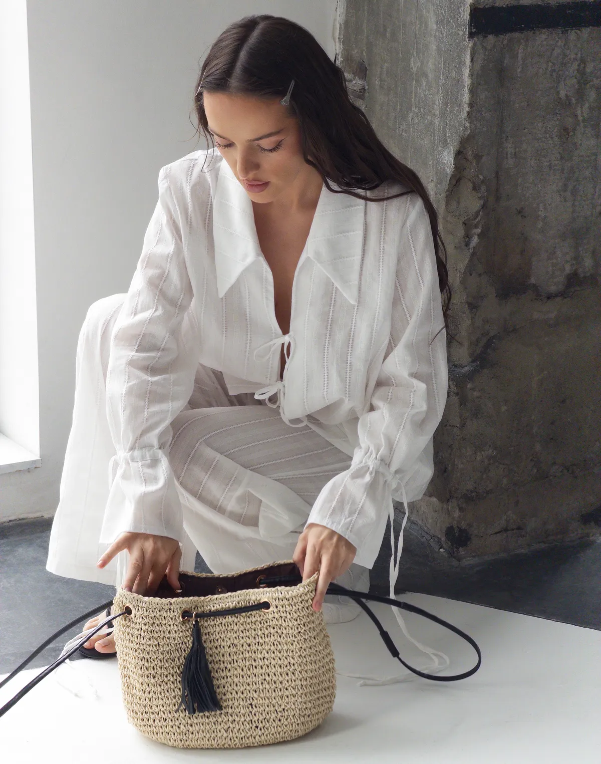 Комплект з текстурованої тканини сорочка на двох зав'язках та штани у піжамному стилі, молочні - Фото 1