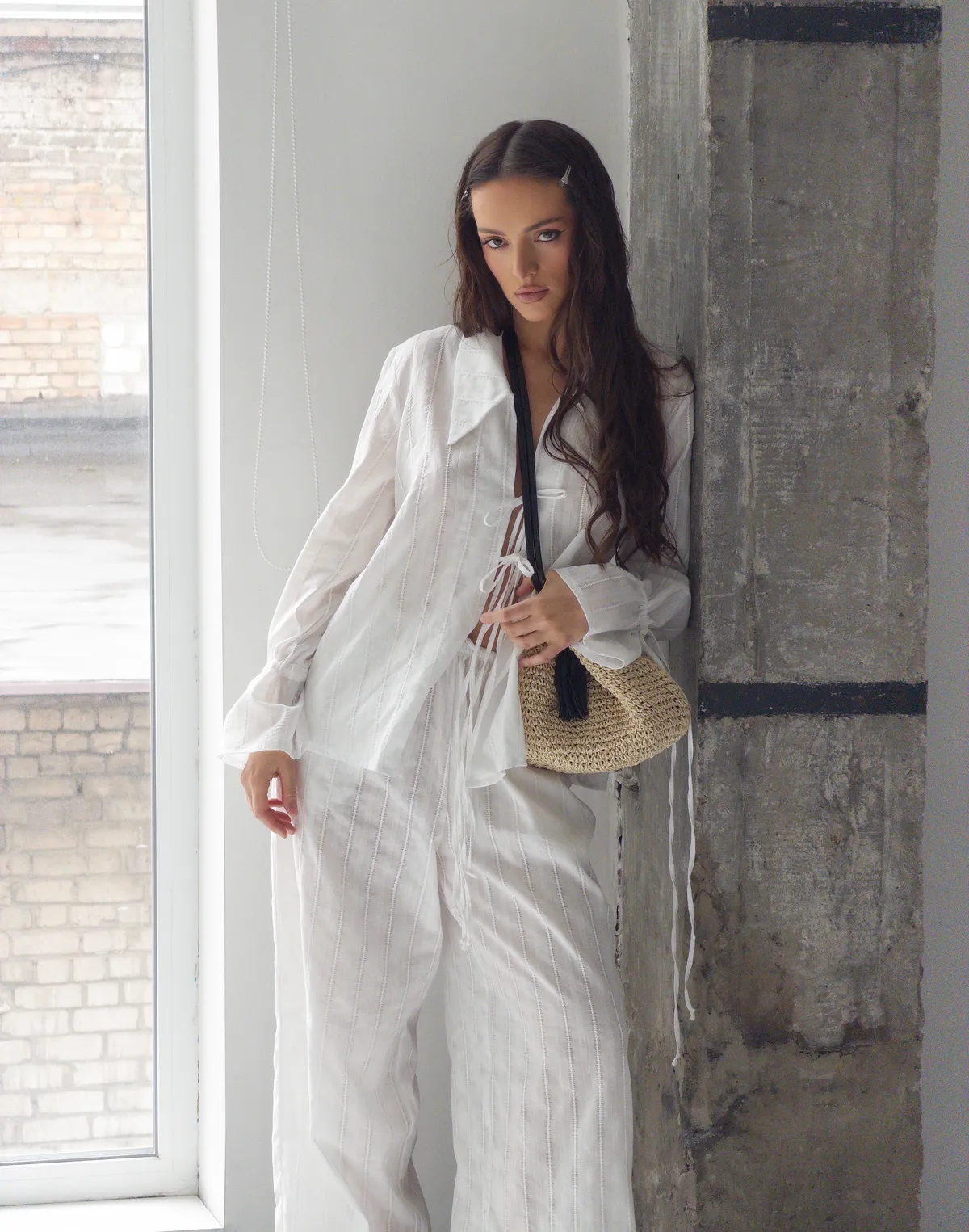 Сорочка на двох зав'язках з текстурованої тканини, молочна - Фото 1