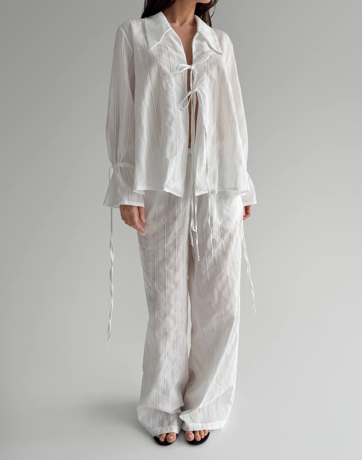 Комплект з текстурованої тканини сорочка на двох зав'язках та штани у піжамному стилі, молочні - Фото 4