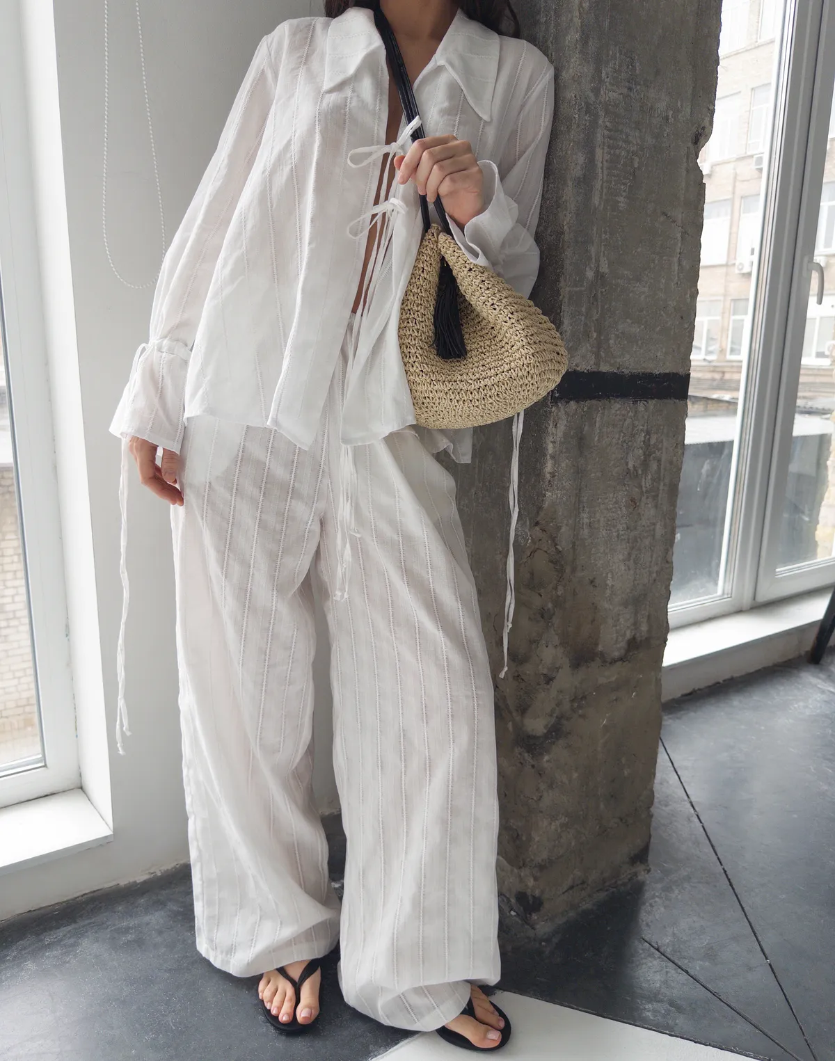 Комплект з текстурованої тканини сорочка на двох зав'язках та штани у піжамному стилі, молочні - Фото 3