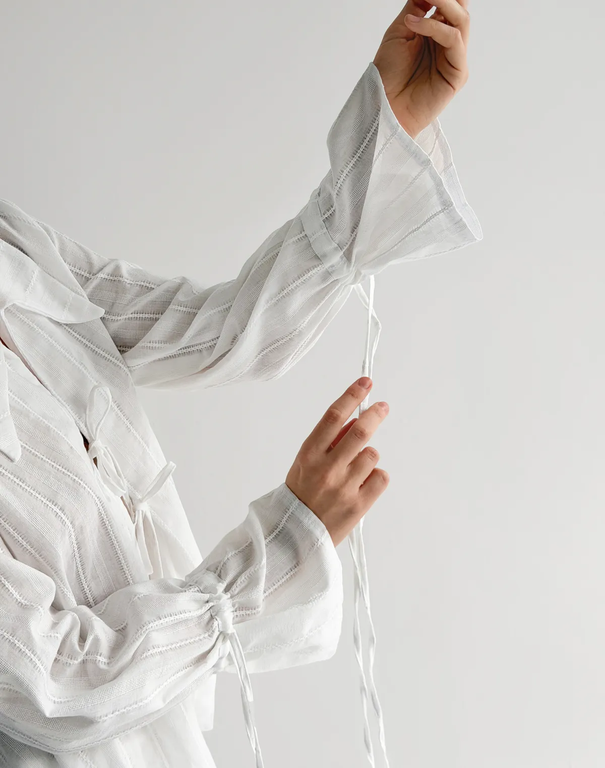 Комплект з текстурованої тканини сорочка на двох зав'язках та штани у піжамному стилі, молочні - Фото 6