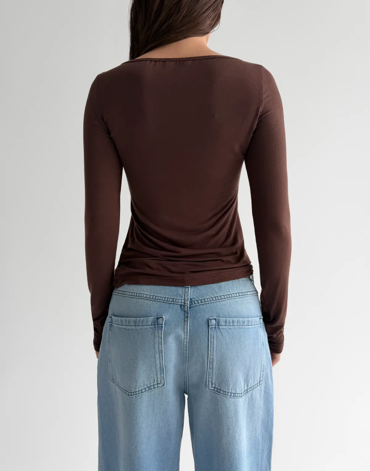Лонгслів з кашеміром у складі з напіввідкритими плечима з ефектом легкої прозорості, шоколадний - Фото 2