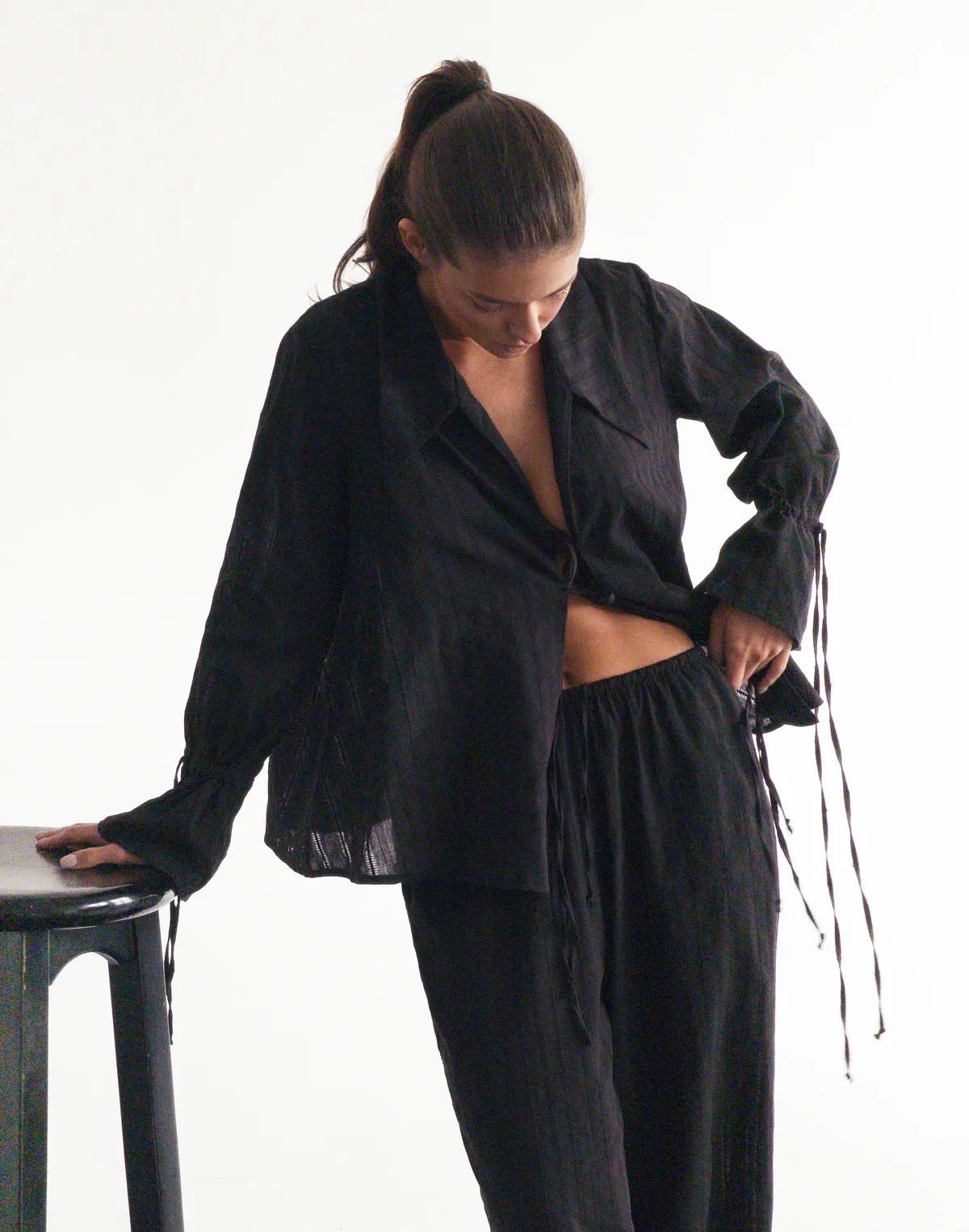 Штани вільного крою у піжамному стилі  з текстурованої тканини, чорні - Фото 5