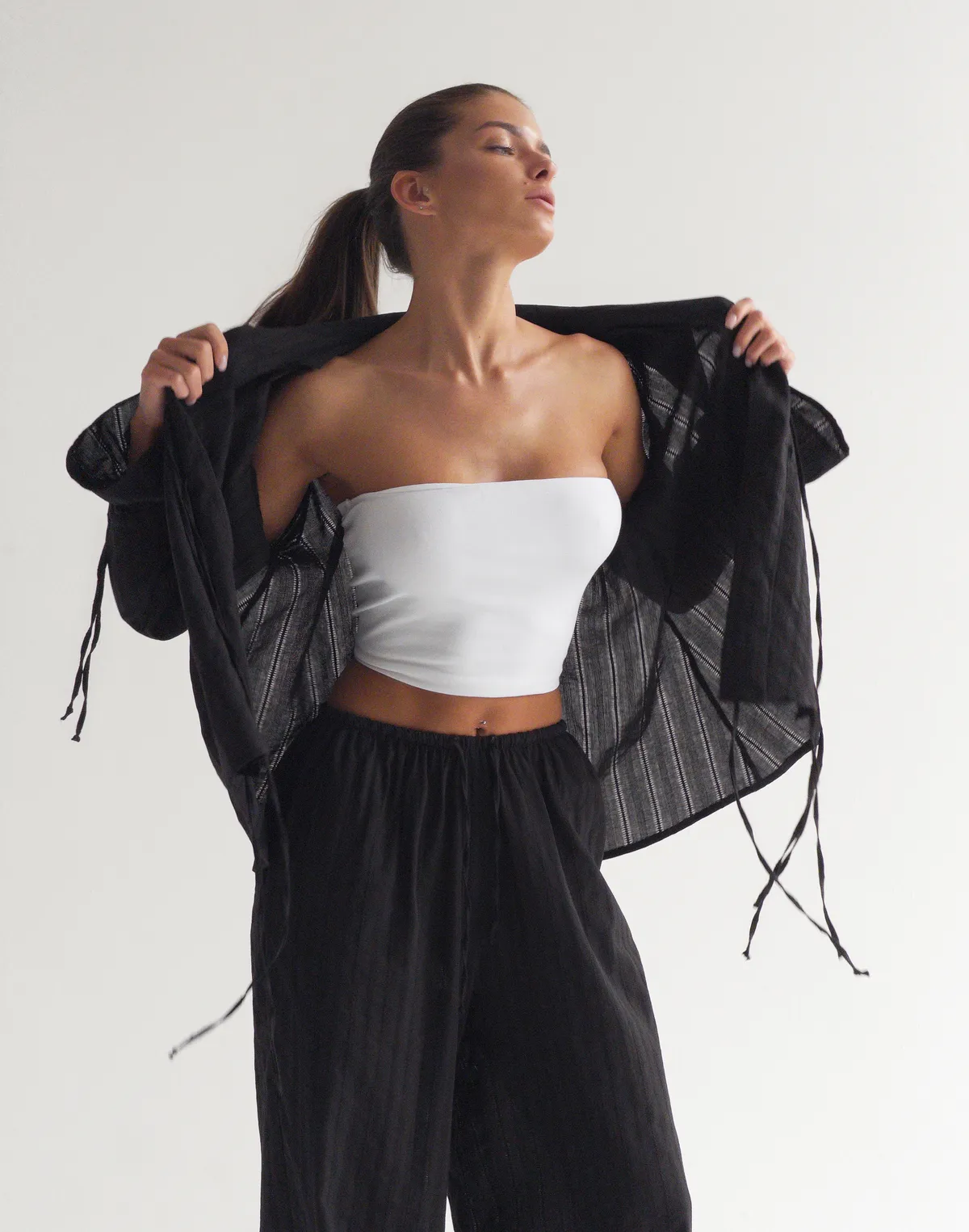 Комплект з текстурованої тканини сорочка на двох зав'язках та штани у піжамному стилі, чорні - Фото 1