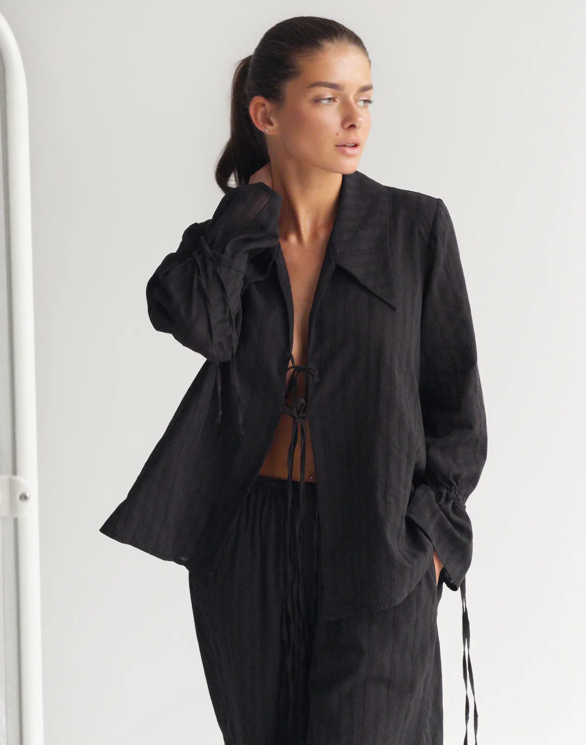 Сорочка на двох зав'язках з текстурованої тканини, чорна - Фото 1