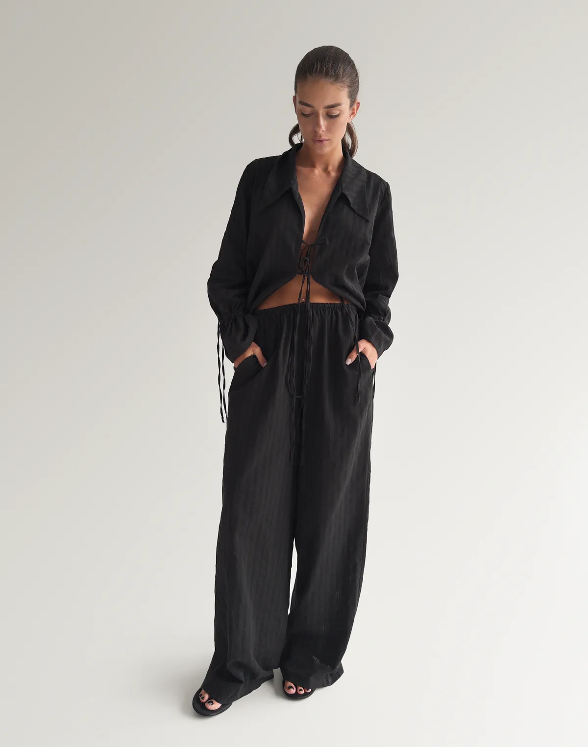 Штани вільного крою у піжамному стилі  з текстурованої тканини, чорні - Фото 1