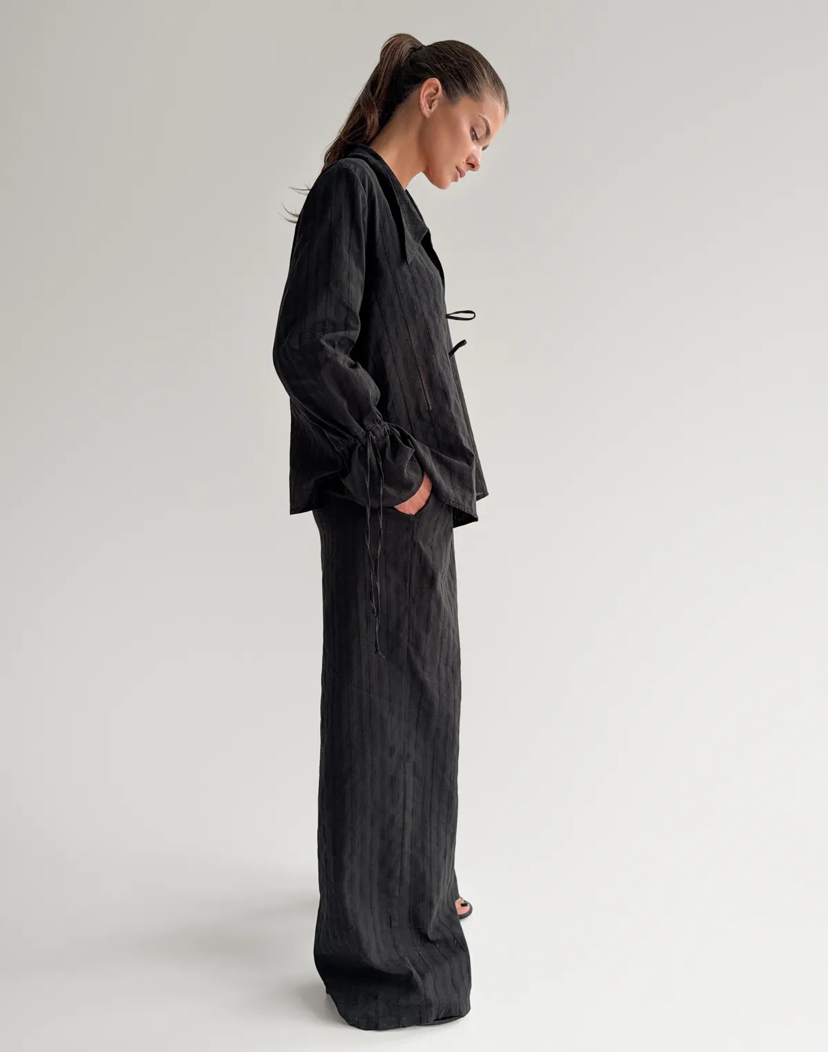 Штани вільного крою у піжамному стилі  з текстурованої тканини, чорні - Фото 3