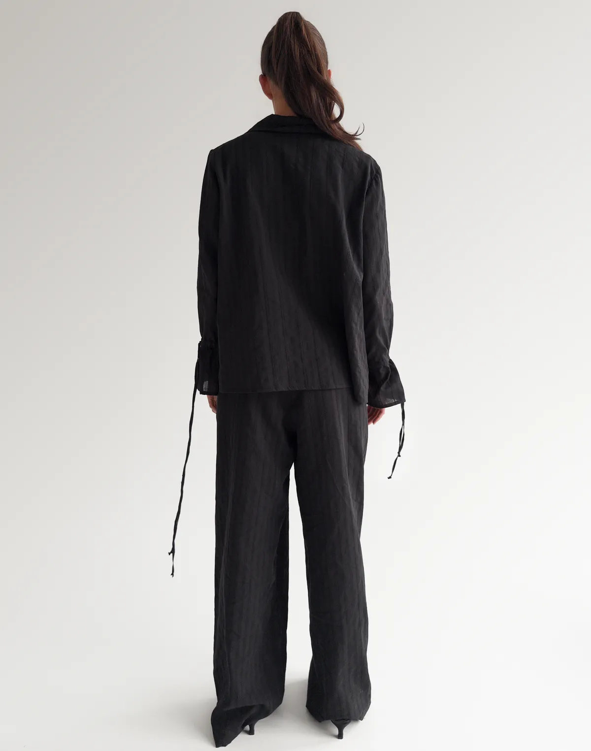 Комплект з текстурованої тканини сорочка на двох зав'язках та штани у піжамному стилі, чорні - Фото 2
