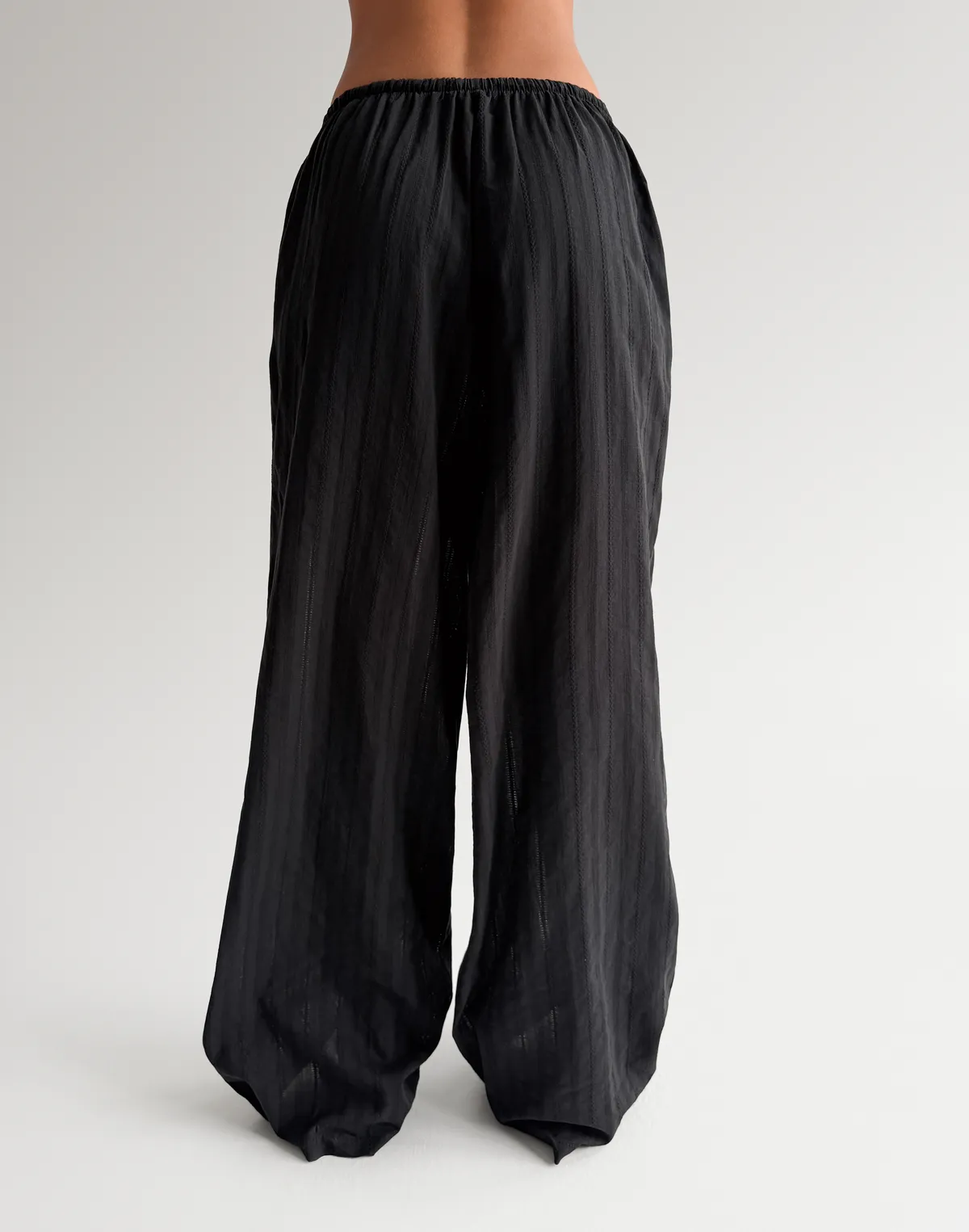 Штани вільного крою у піжамному стилі  з текстурованої тканини, чорні - Фото 2