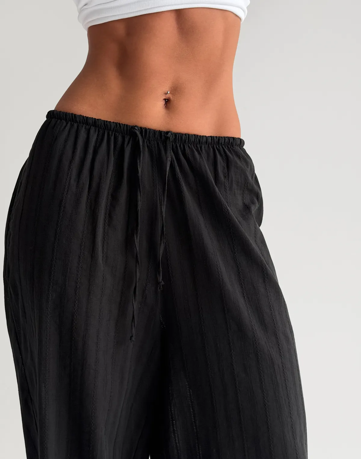 Штани вільного крою у піжамному стилі  з текстурованої тканини, чорні - Фото 6
