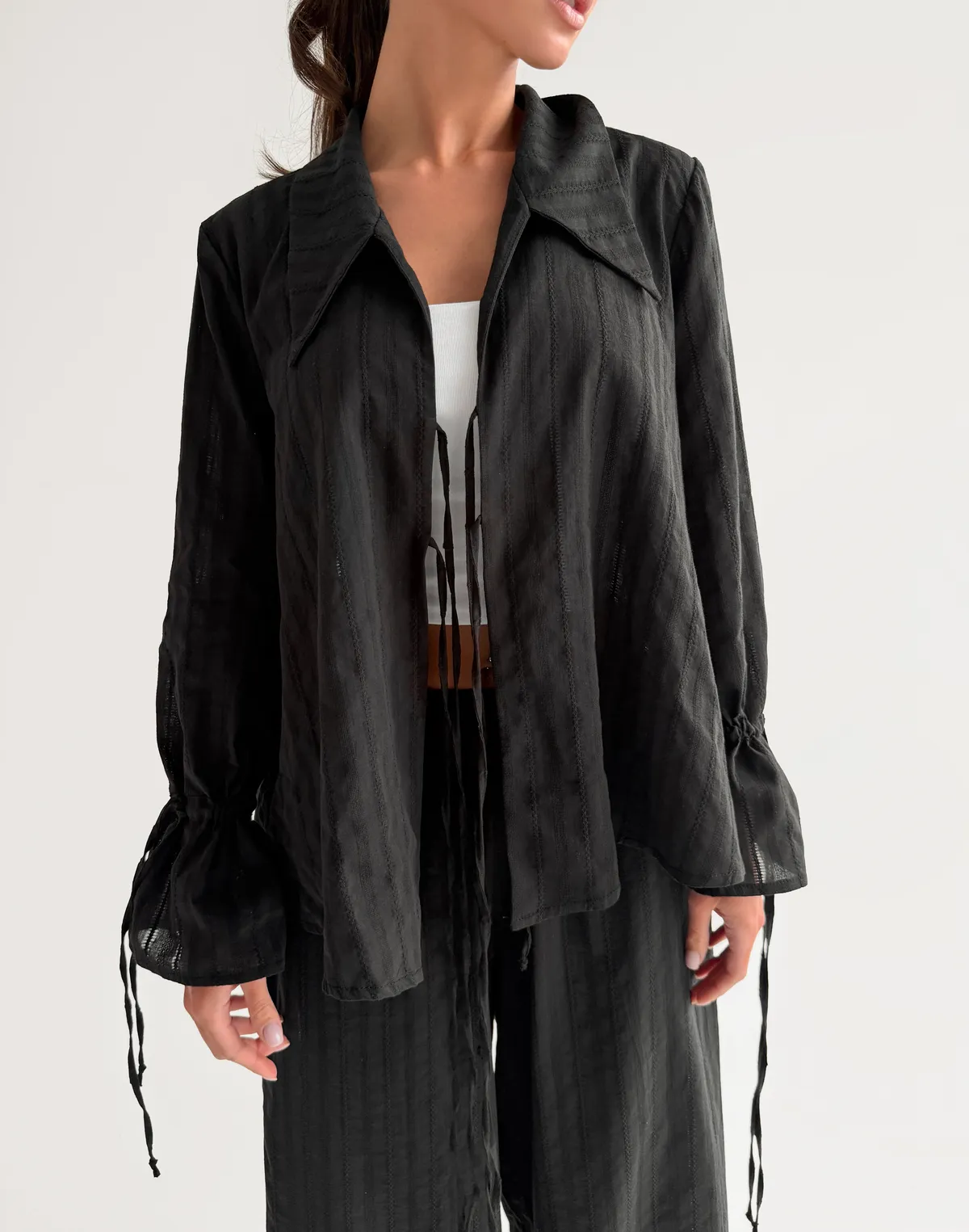 Сорочка на двох зав'язках з текстурованої тканини, чорна - Фото 4