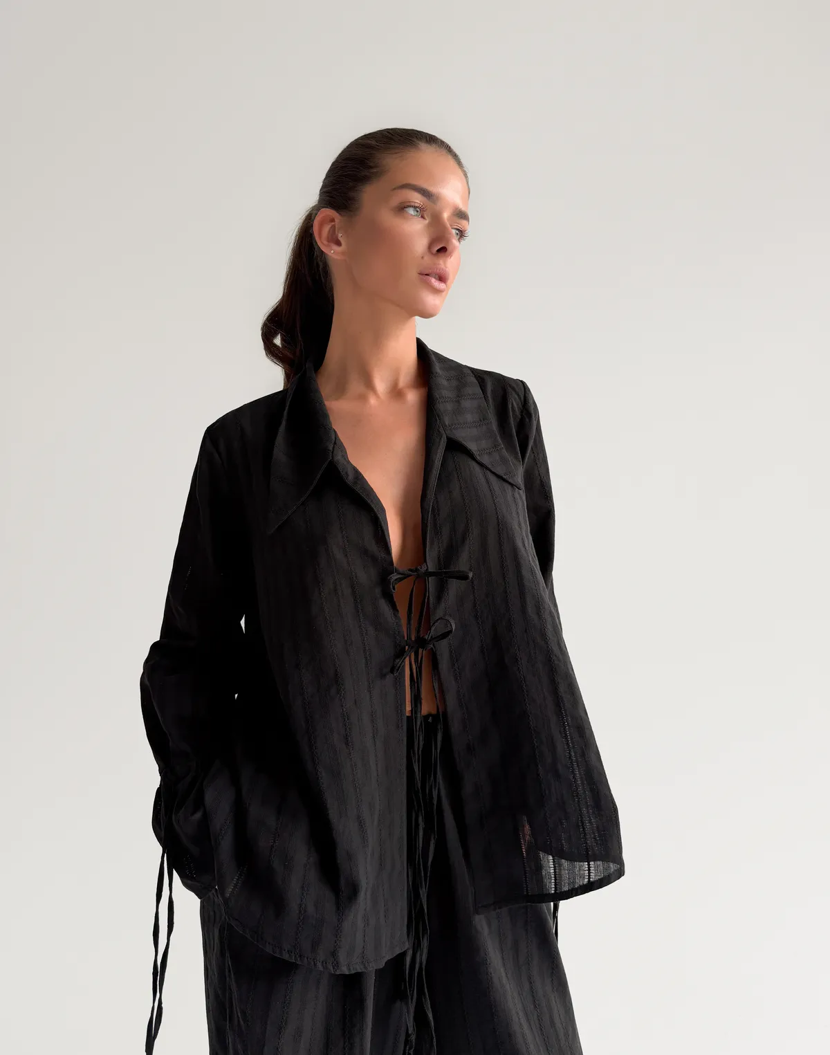 Сорочка на двох зав'язках з текстурованої тканини, чорна - Фото 3