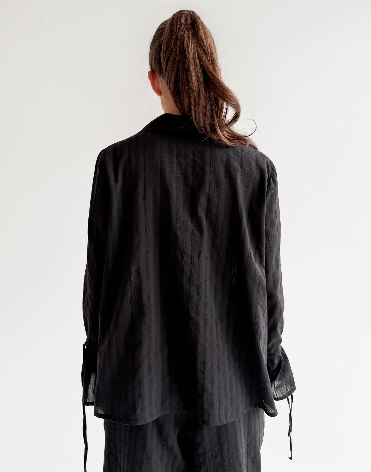 Сорочка на двох зав'язках з текстурованої тканини, чорна - Фото 2