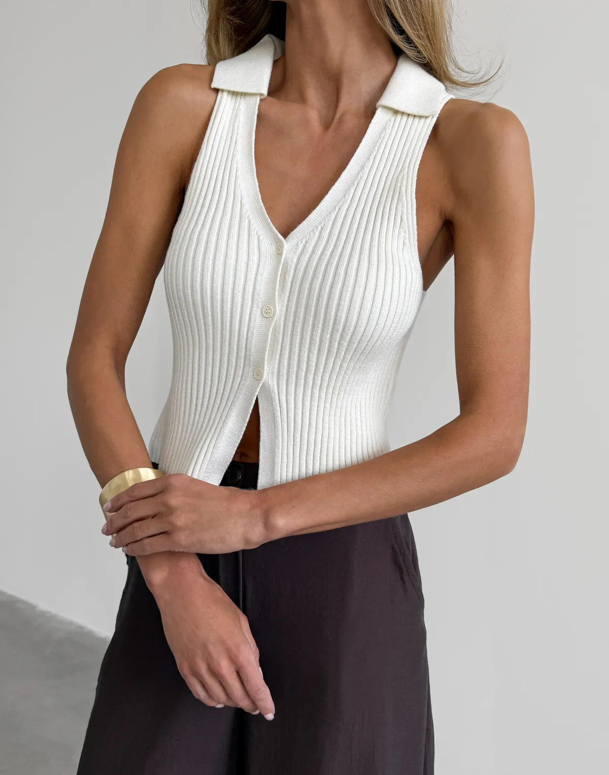 Топ з декоративним воротом та ґудзиками, молочний - Фото 7