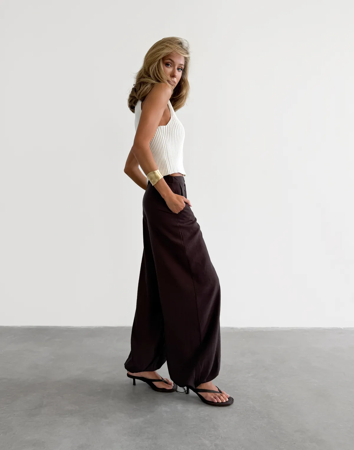 Топ з декоративним воротом та ґудзиками, молочний - Фото 5