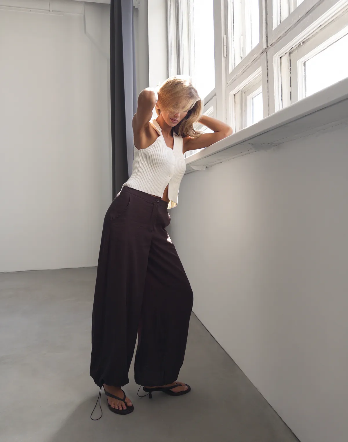 Топ з декоративним воротом та ґудзиками, молочний - Фото 3