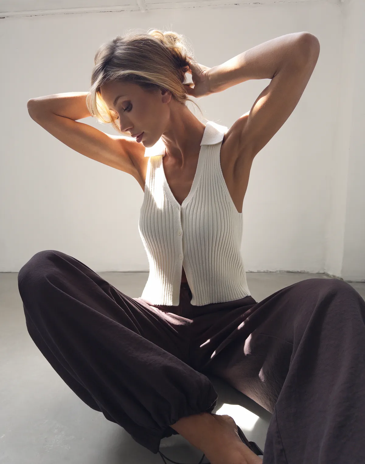 Топ з декоративним воротом та ґудзиками, молочний - Фото 1