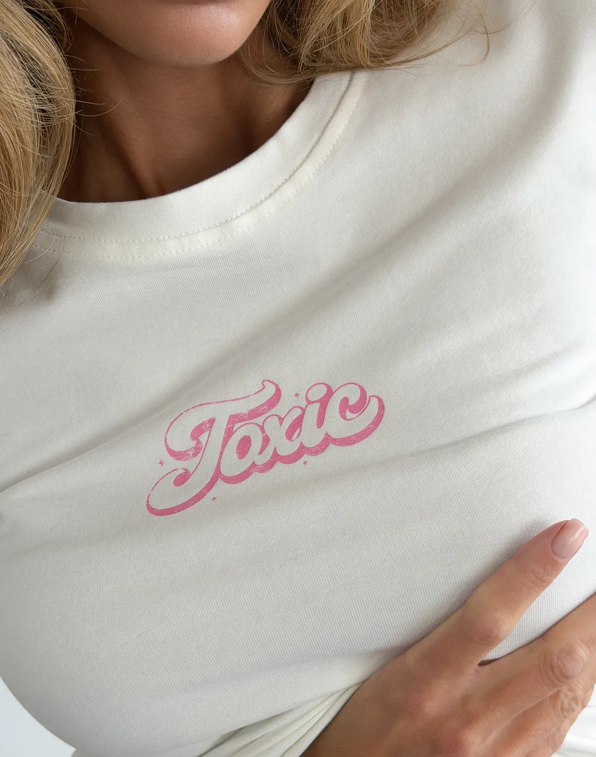 Футболка по фігурі з м'якого бавовняного матеріалу, молочна з принтом "Toxic" - Фото 4