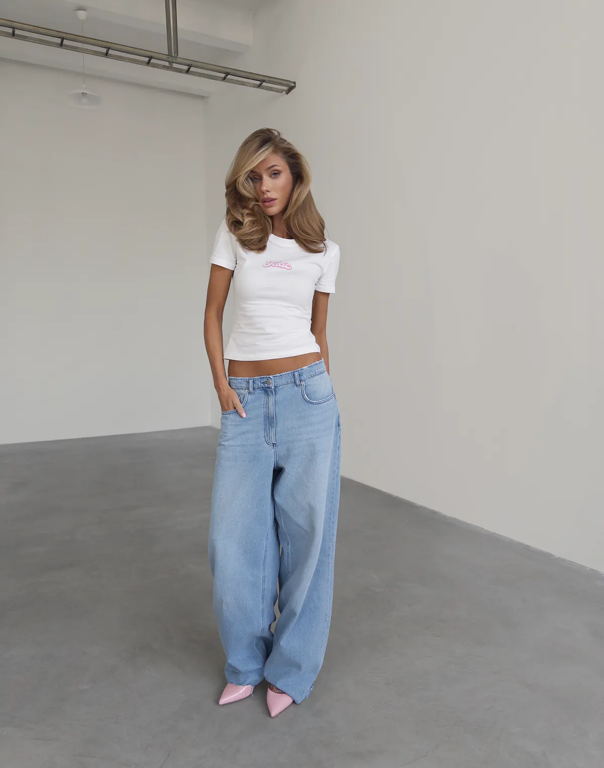 Футболка по фігурі з м'якого бавовняного матеріалу, молочна з принтом "Toxic" - Фото 3