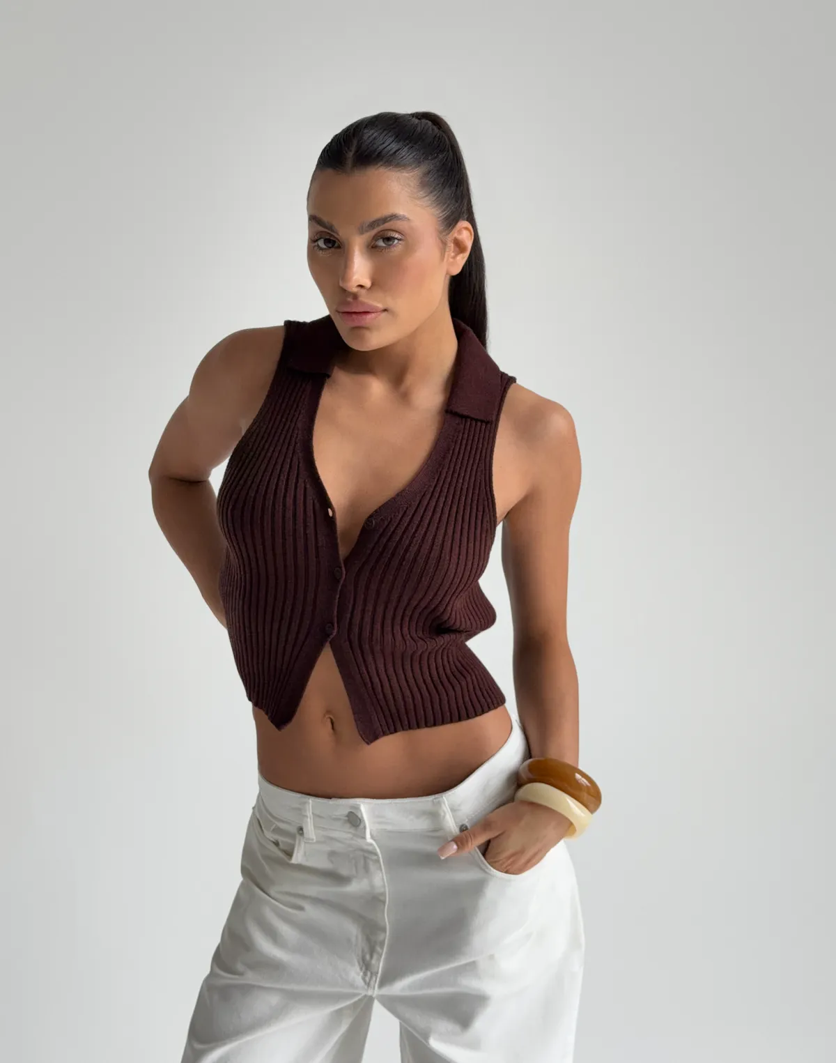 Топ з декоративним воротом та ґудзиками, шоколадний - Фото 8