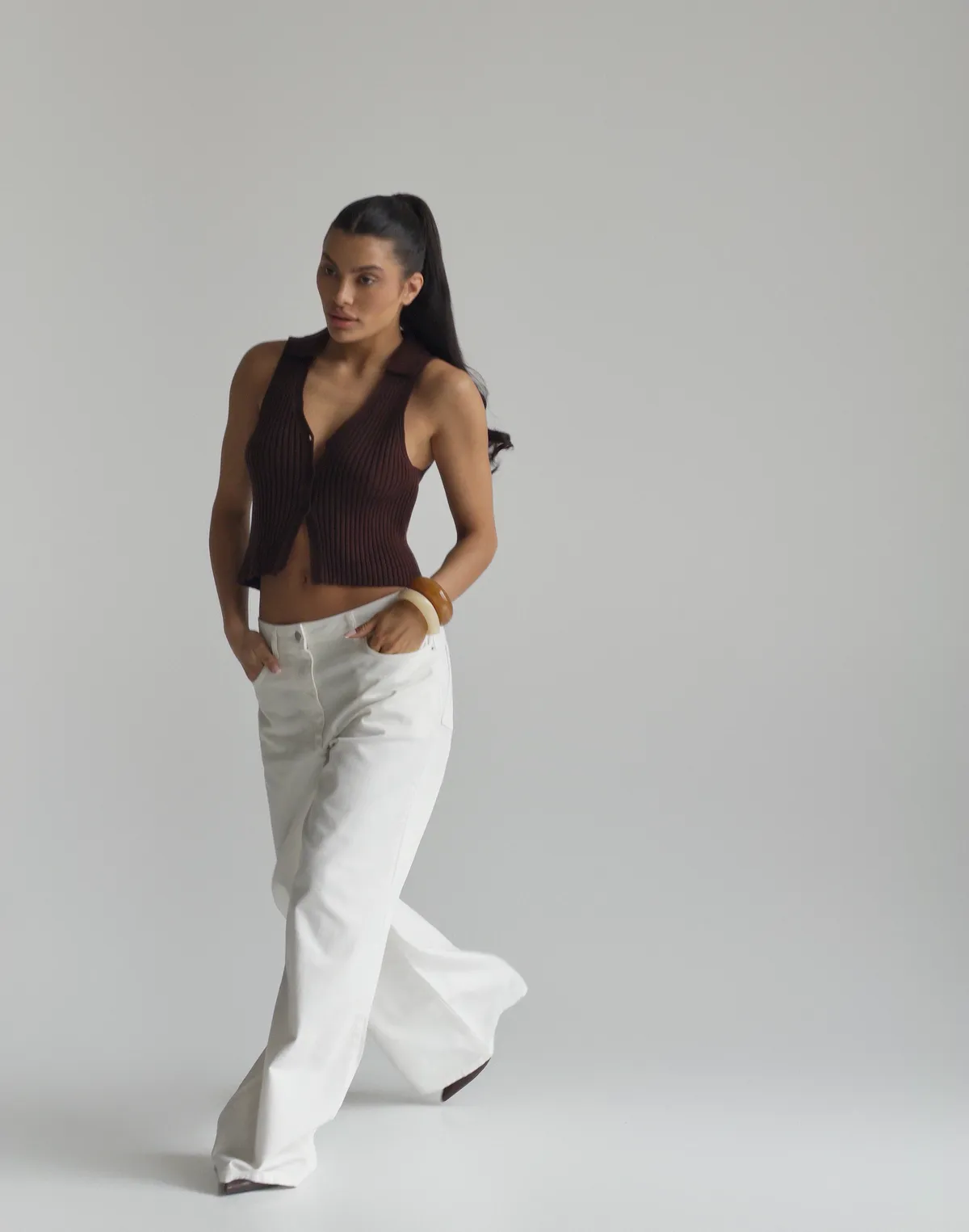 Топ з декоративним воротом та ґудзиками, шоколадний - Фото 7