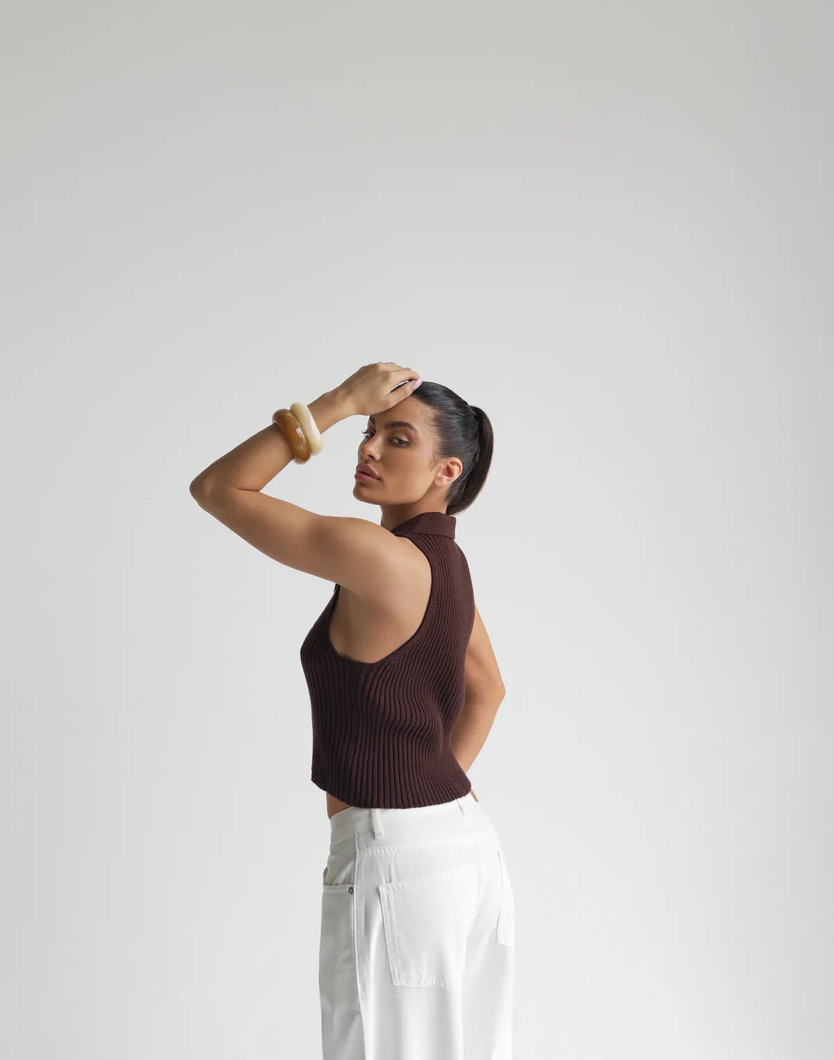 Топ з декоративним воротом та ґудзиками, шоколадний - Фото 2