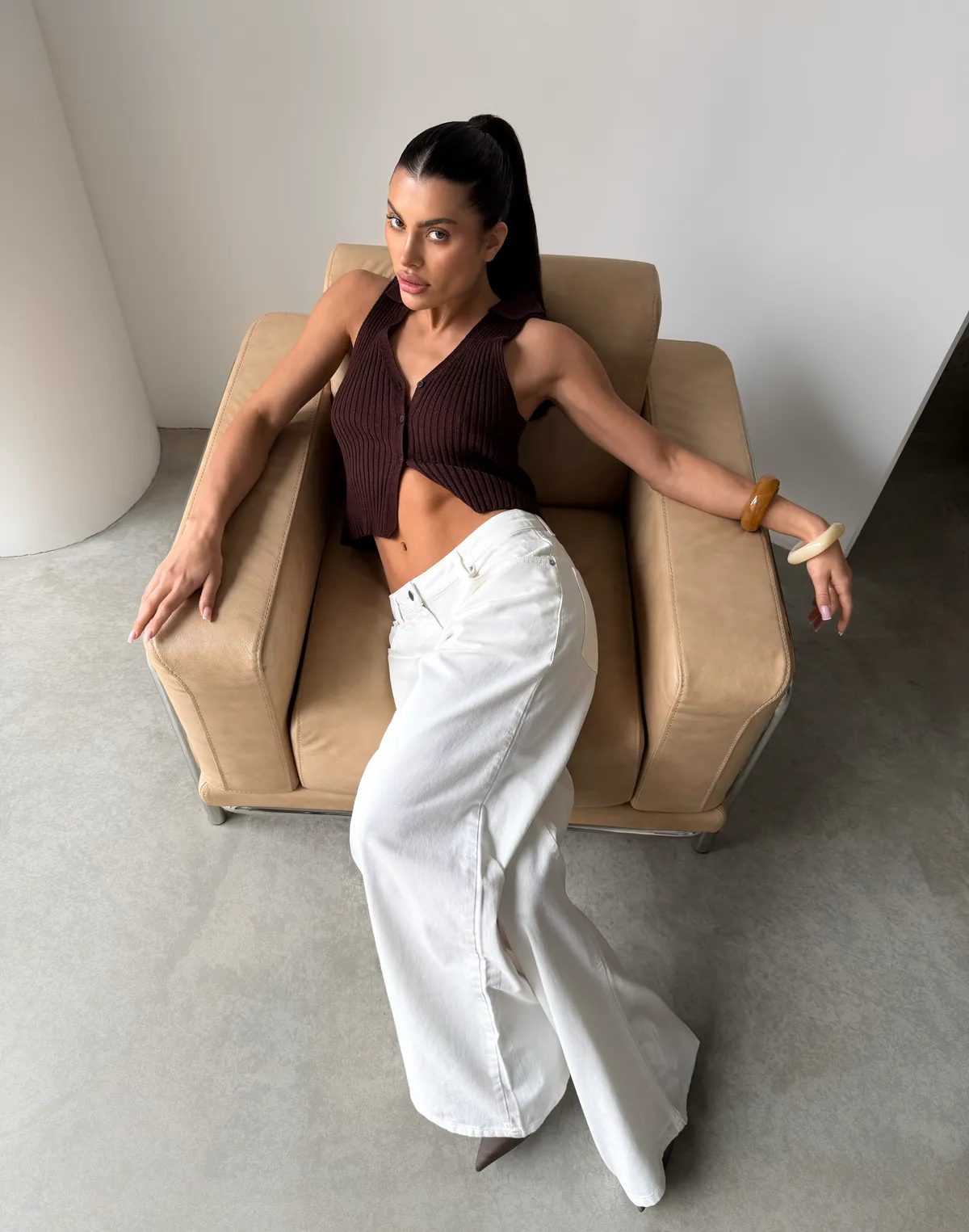 Топ з декоративним воротом та ґудзиками, шоколадний - Фото 6