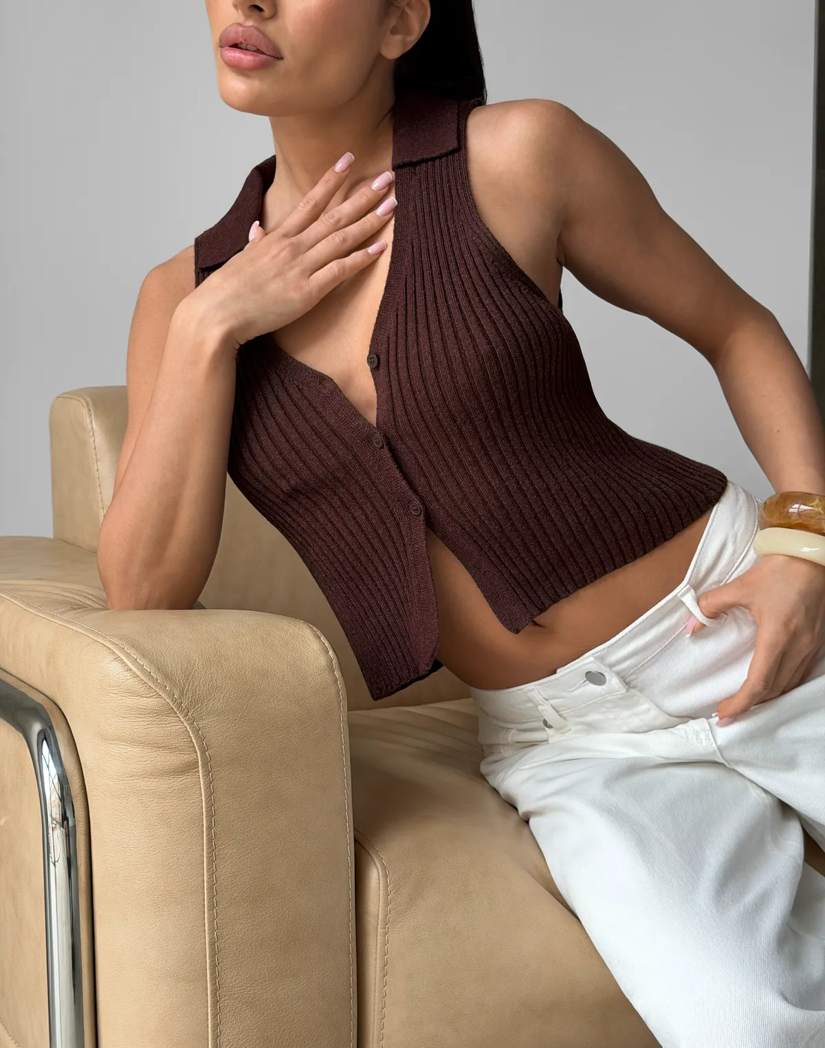 Топ з декоративним воротом та ґудзиками, шоколадний - Фото 1