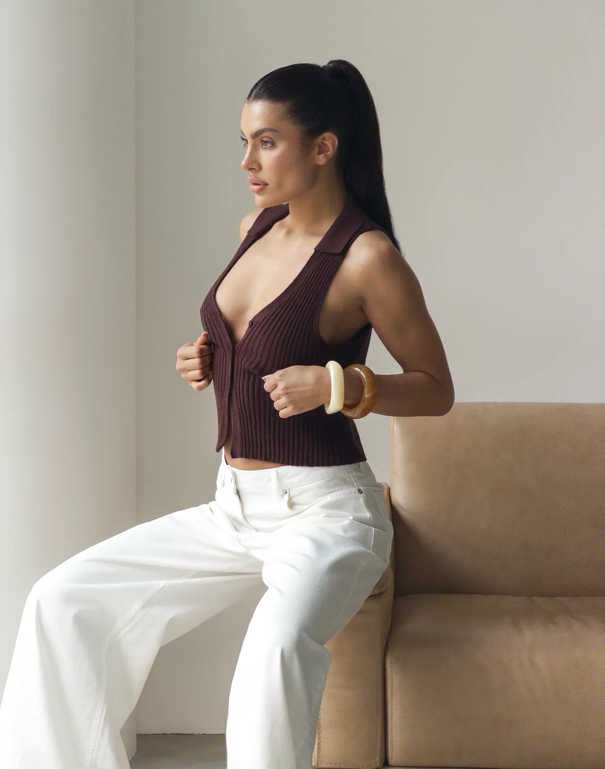 Топ з декоративним воротом та ґудзиками, шоколадний - Фото 3