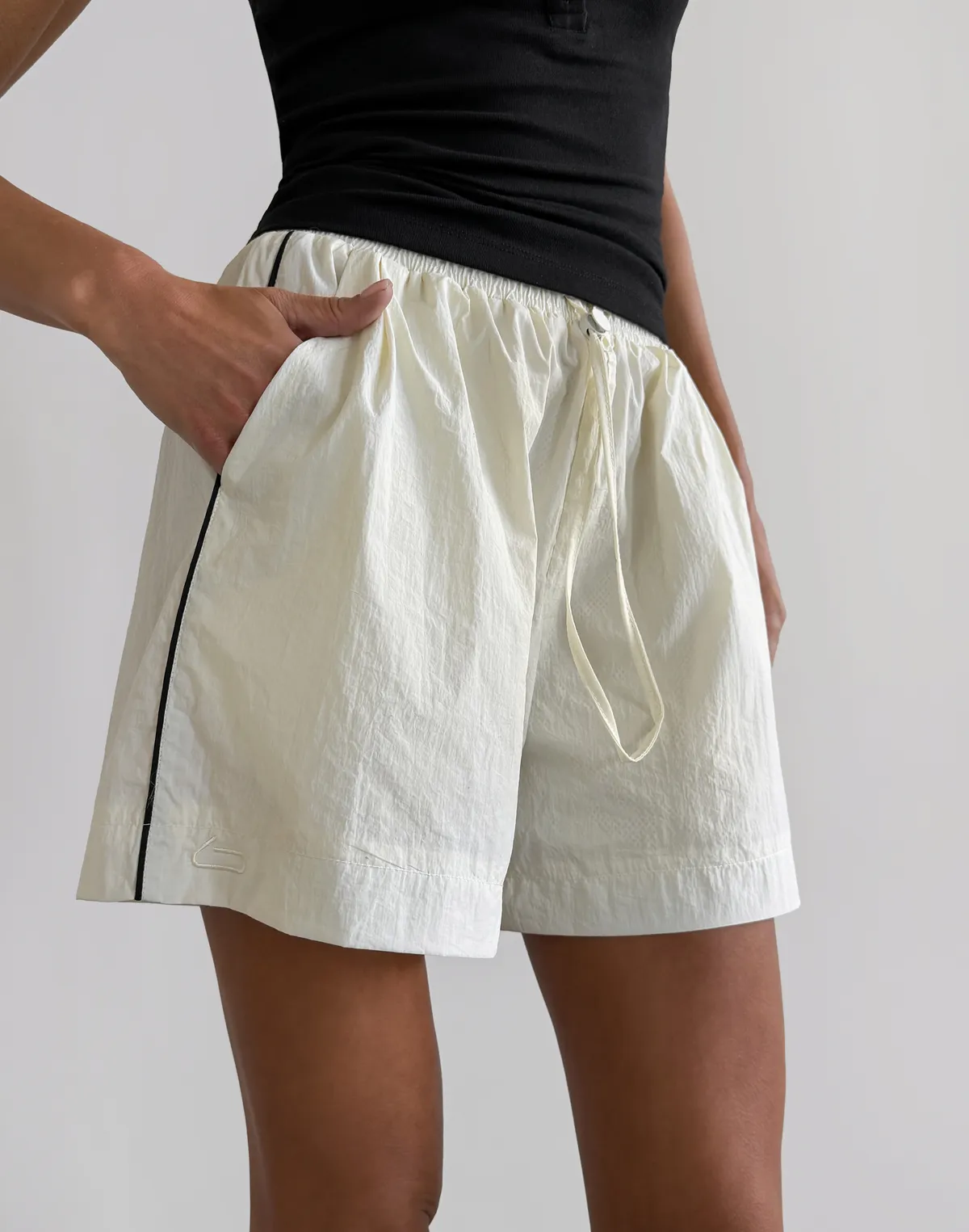 Шорти з плащової тканини з кантом, молочні - Фото 6