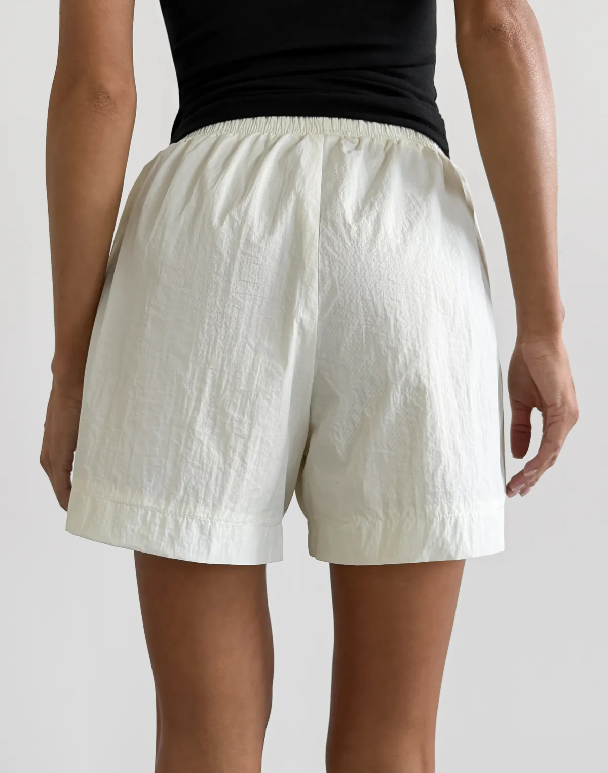Шорти з плащової тканини з кантом, молочні - Фото 2