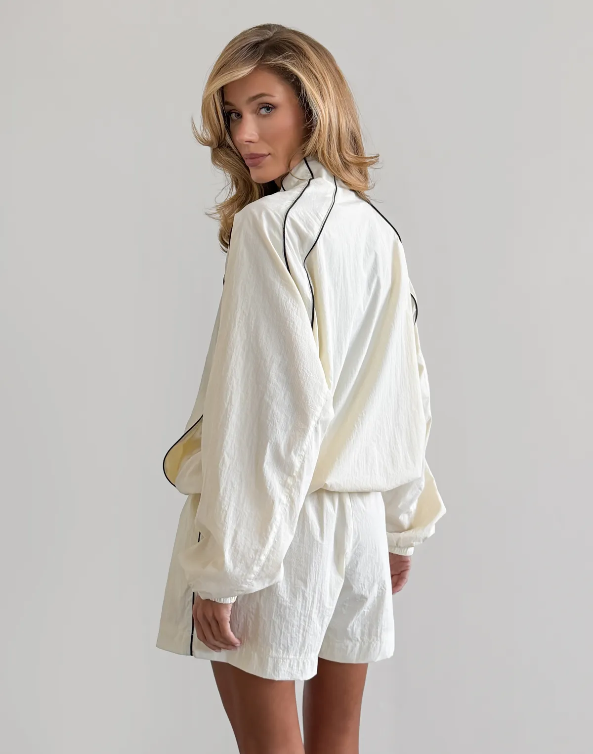 Комплект з плащової тканини з кантом зіпер та шорти, молочні - Фото 2