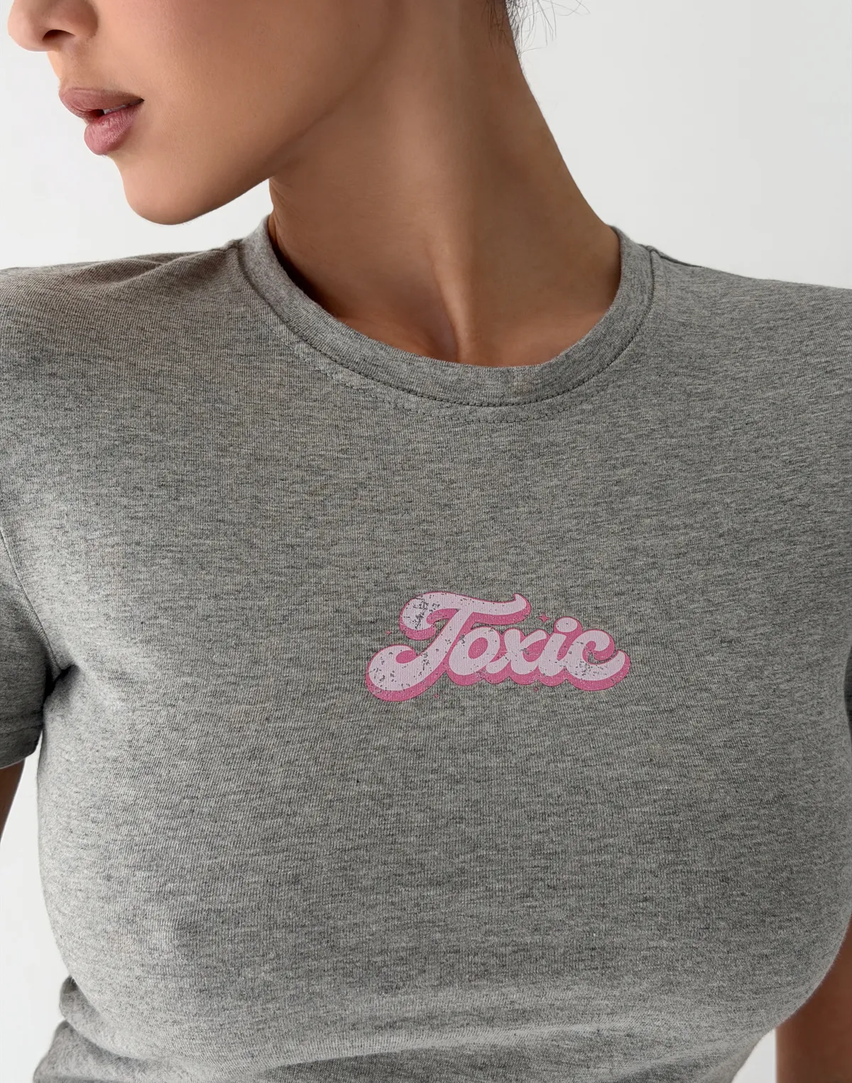 Футболка по фігурі з м'якого бавовняного матеріалу, сірий меланж з принтом "Toxic" - Фото 6