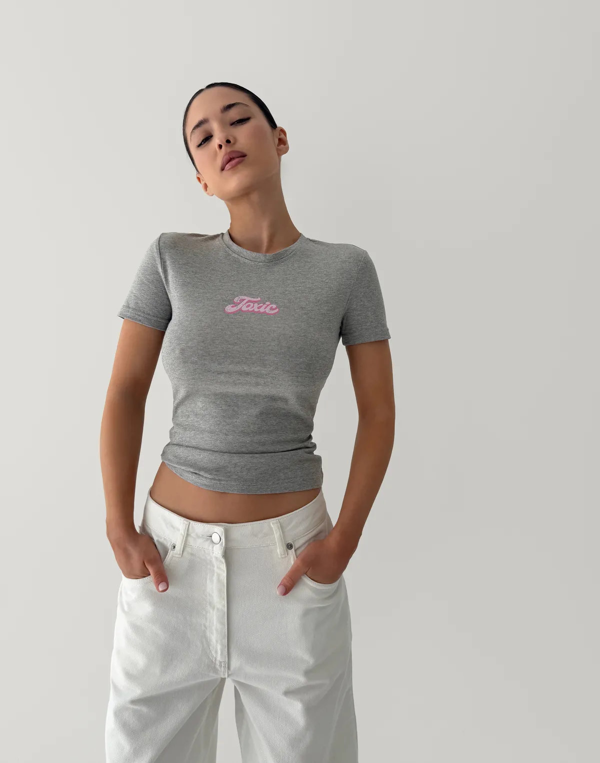 Футболка по фігурі з м'якого бавовняного матеріалу, сірий меланж з принтом "Toxic" - Фото 8