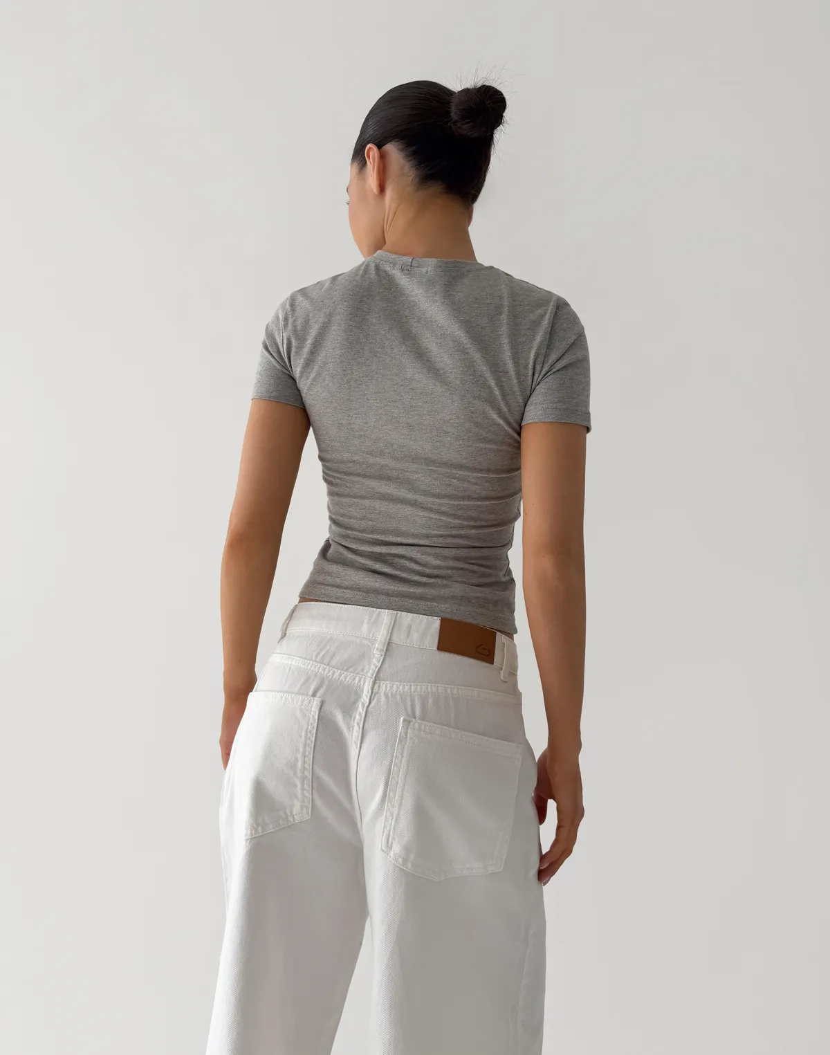 Футболка по фігурі з м'якого бавовняного матеріалу, сірий меланж з принтом "Toxic" - Фото 2