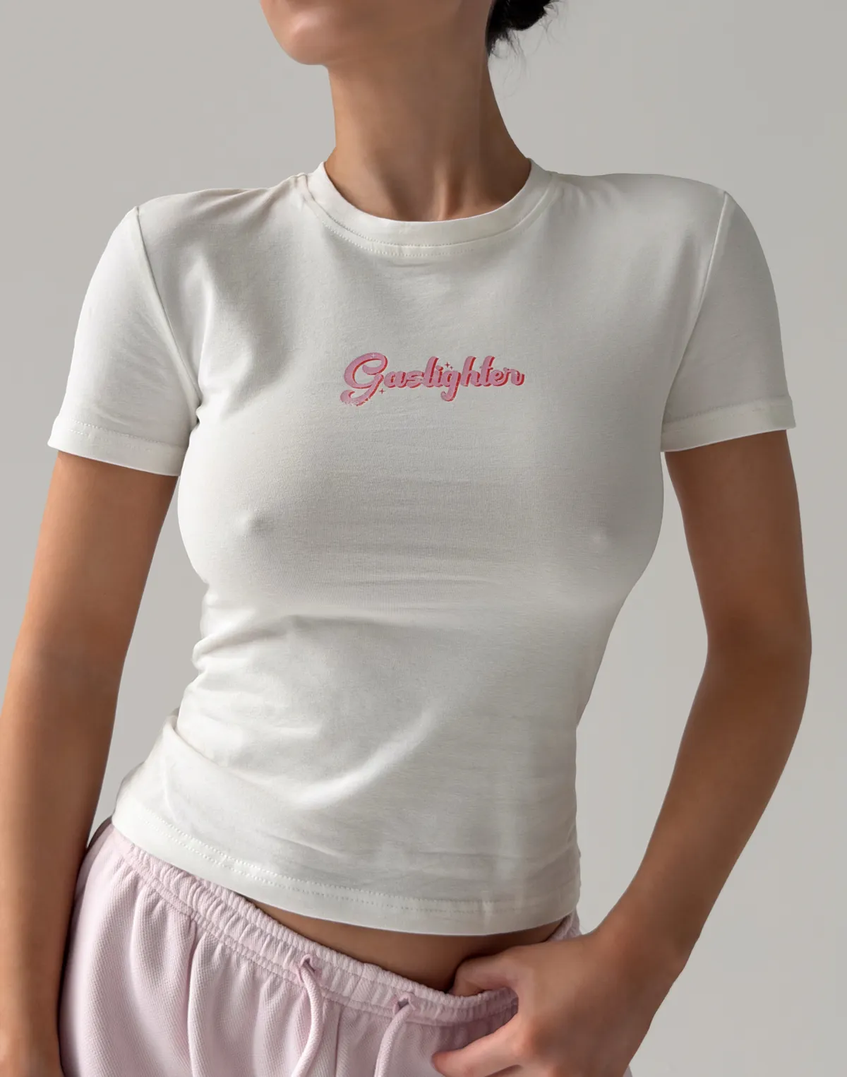 Футболка по фігурі з м'якого бавовняного матеріалу, молочна з принтом "Gaslighter" - Фото 8