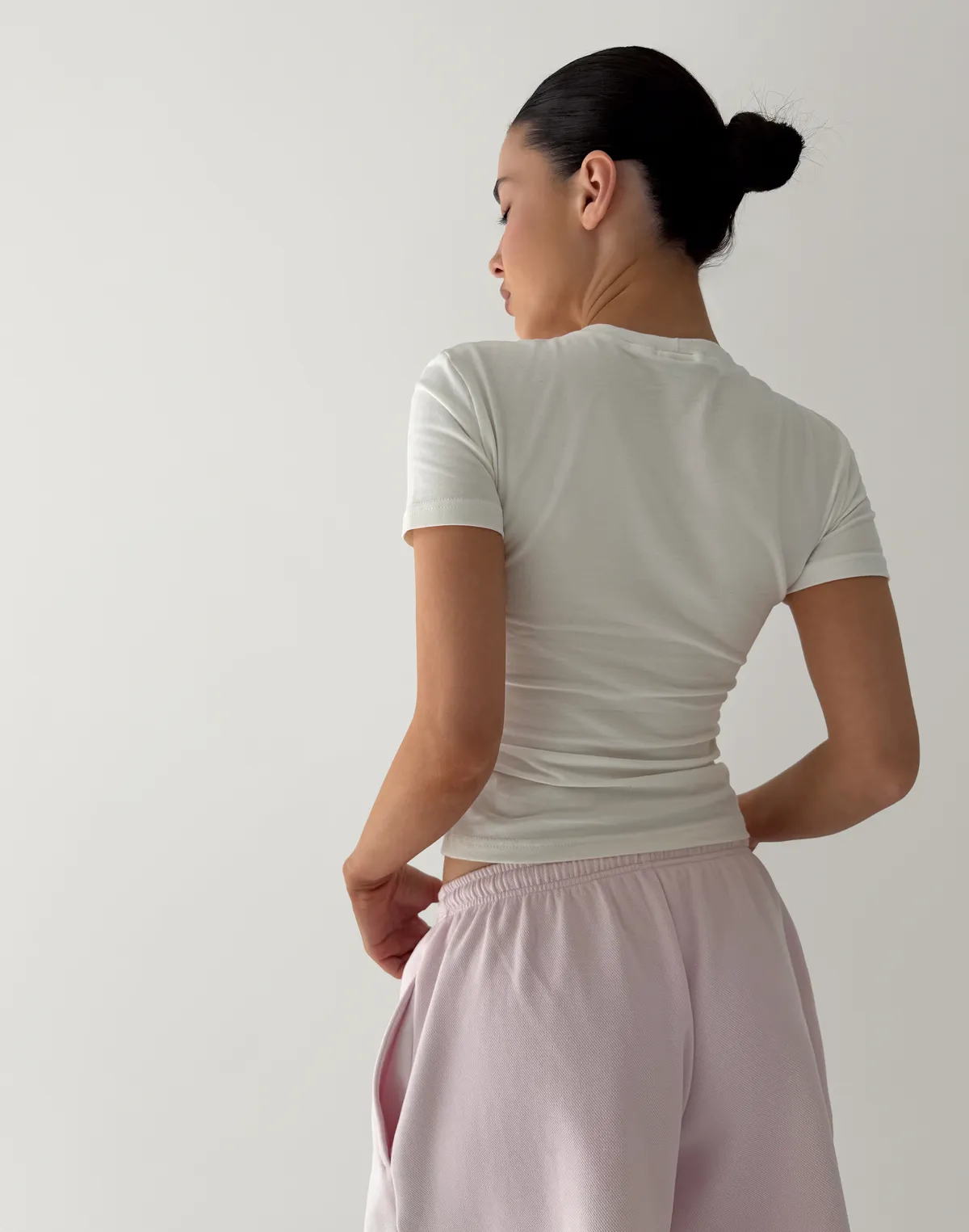 Футболка по фігурі з м'якого бавовняного матеріалу, молочна з принтом "Gaslighter" - Фото 2