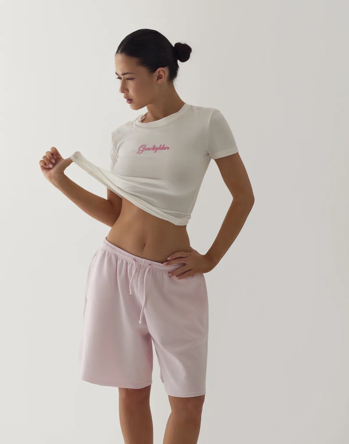 Футболка по фігурі з м'якого бавовняного матеріалу, молочна з принтом "Gaslighter" - Фото 1