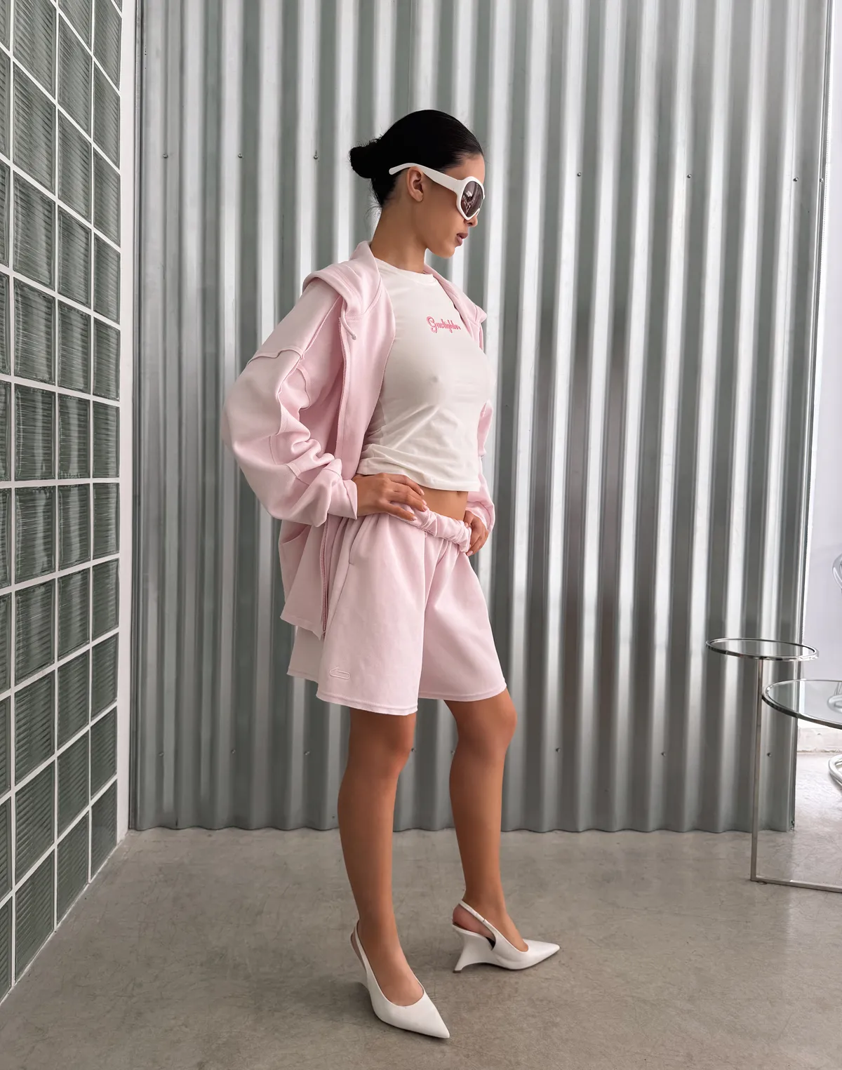 Футболка по фігурі з м'якого бавовняного матеріалу, молочна з принтом "Gaslighter" - Фото 4