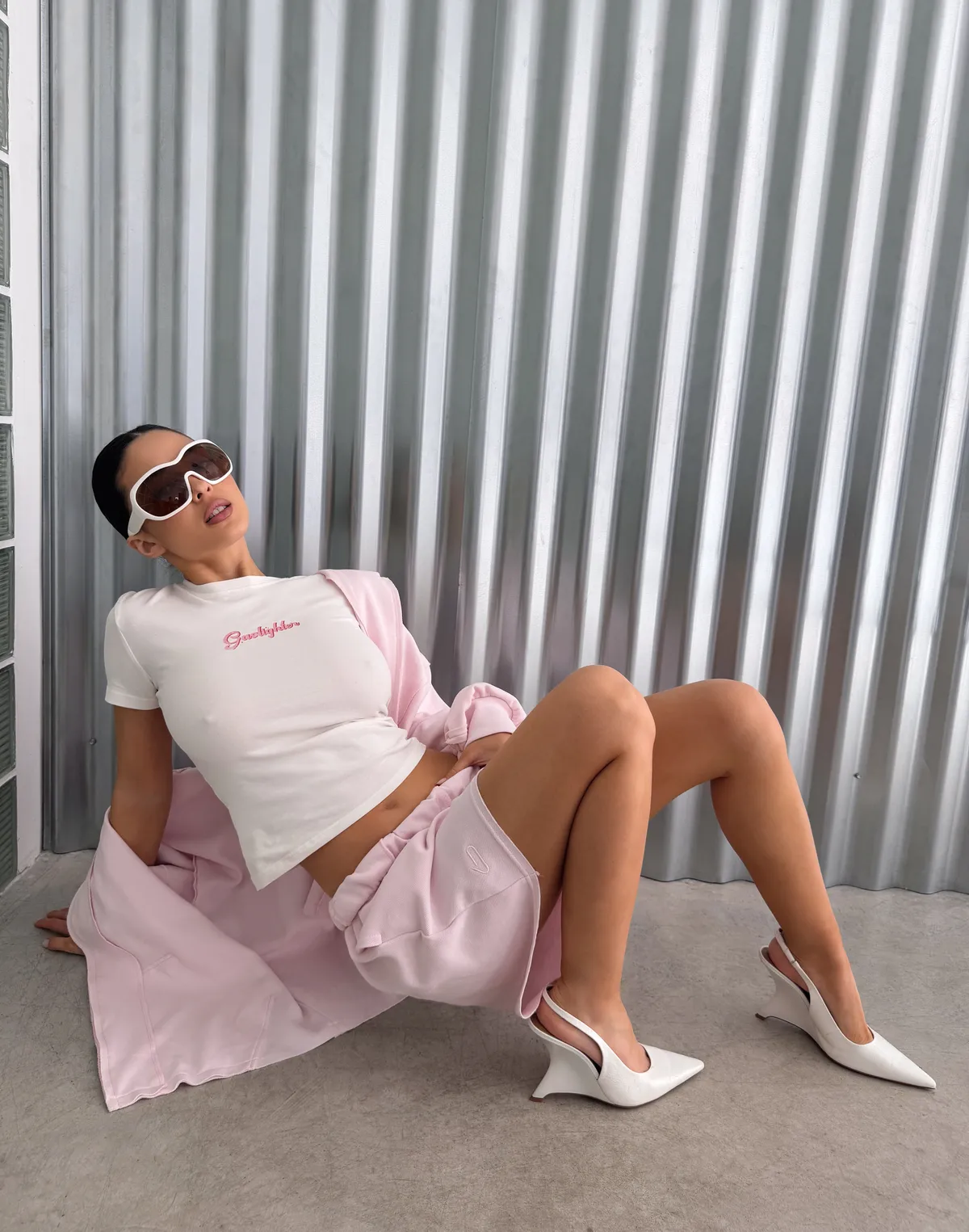 Футболка по фігурі з м'якого бавовняного матеріалу, молочна з принтом "Gaslighter" - Фото 6