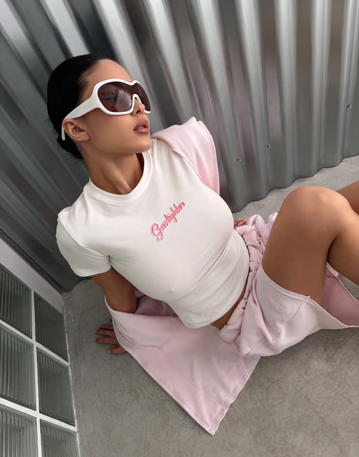 Футболка по фігурі з м'якого бавовняного матеріалу, молочна з принтом "Gaslighter" - Фото 3