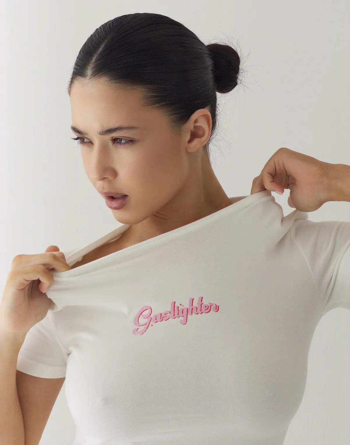 Футболка по фігурі з м'якого бавовняного матеріалу, молочна з принтом "Gaslighter" - Фото 5