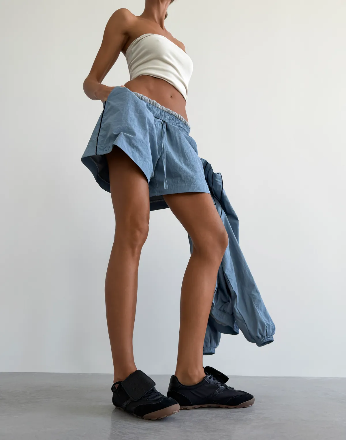 Шорти з плащової тканини з кантом, блакитні - Фото 1