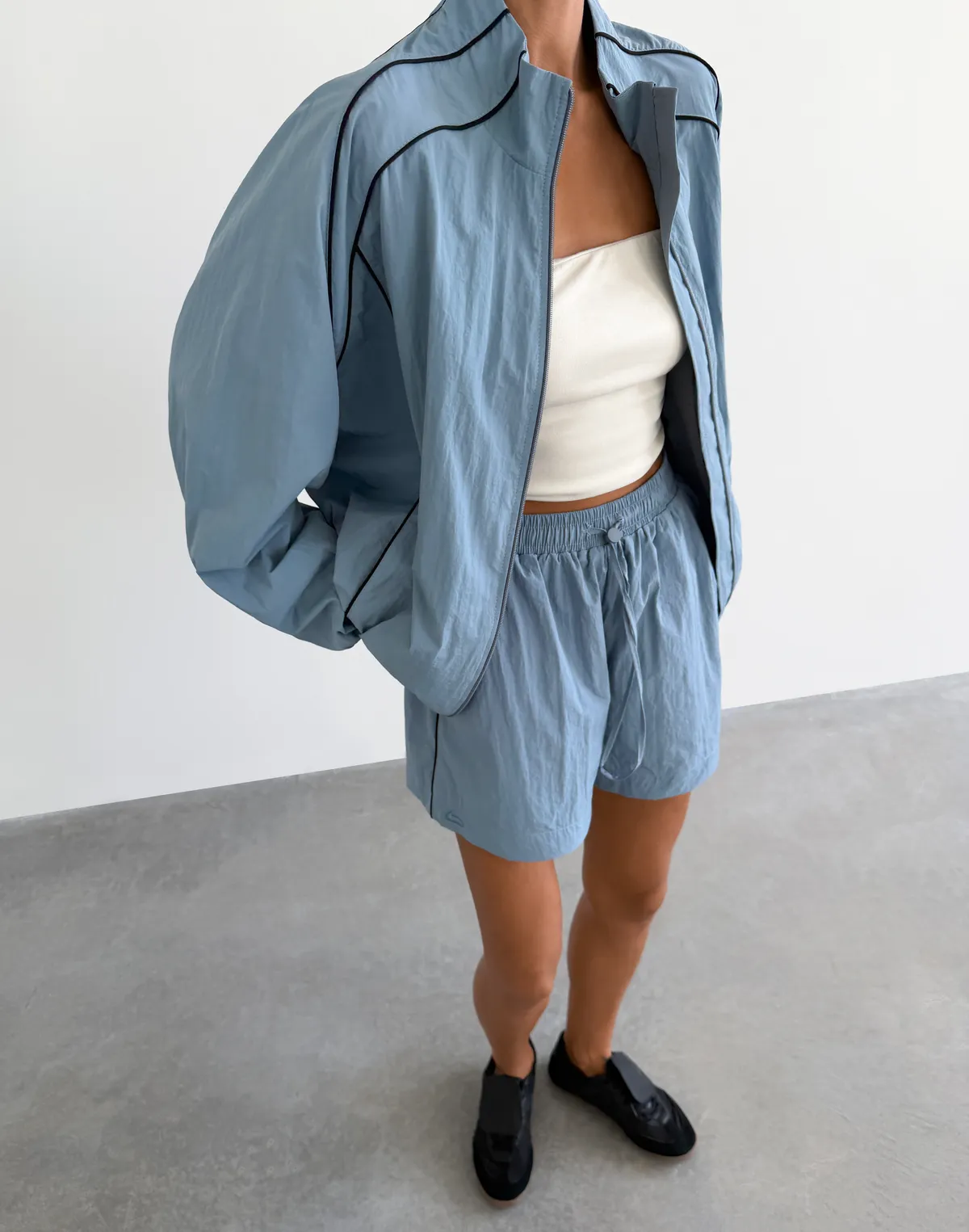 Шорти з плащової тканини з кантом, блакитні - Фото 6