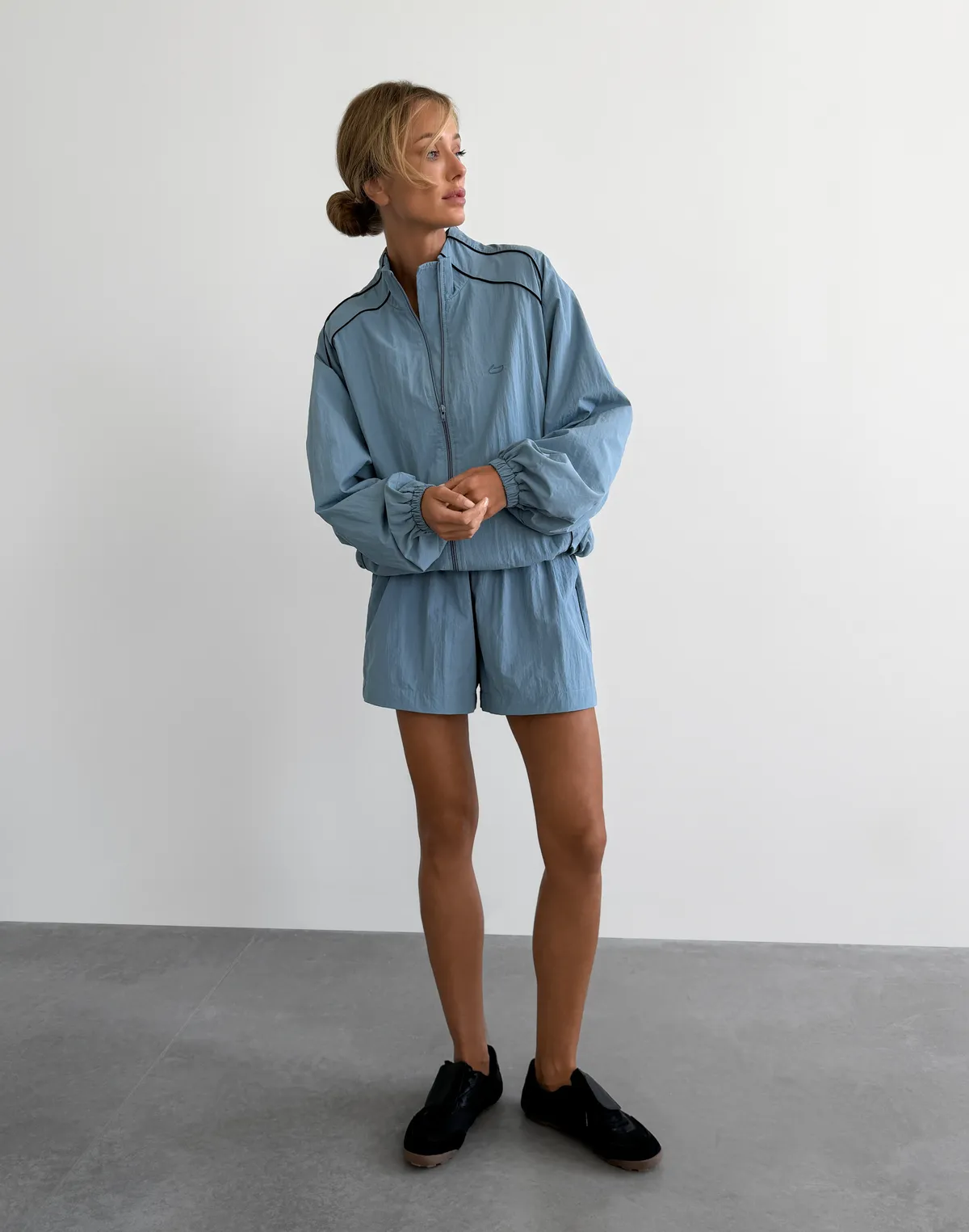 Комплект з плащової тканини з кантом зіпер та шорти, блакитні - Фото 1