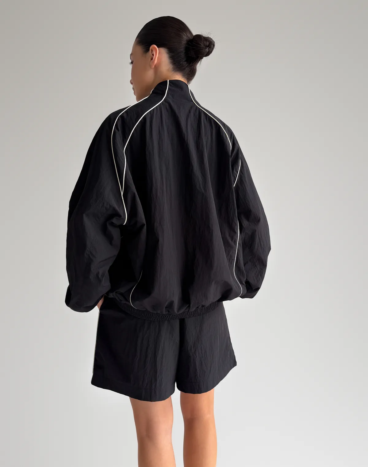 Комплект з плащової тканини з кантом зіпер та шорти, чорні - Фото 2