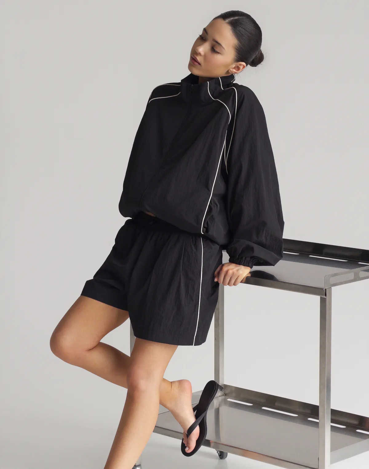 Шорти з плащової тканини з кантом, чорні - Фото 1