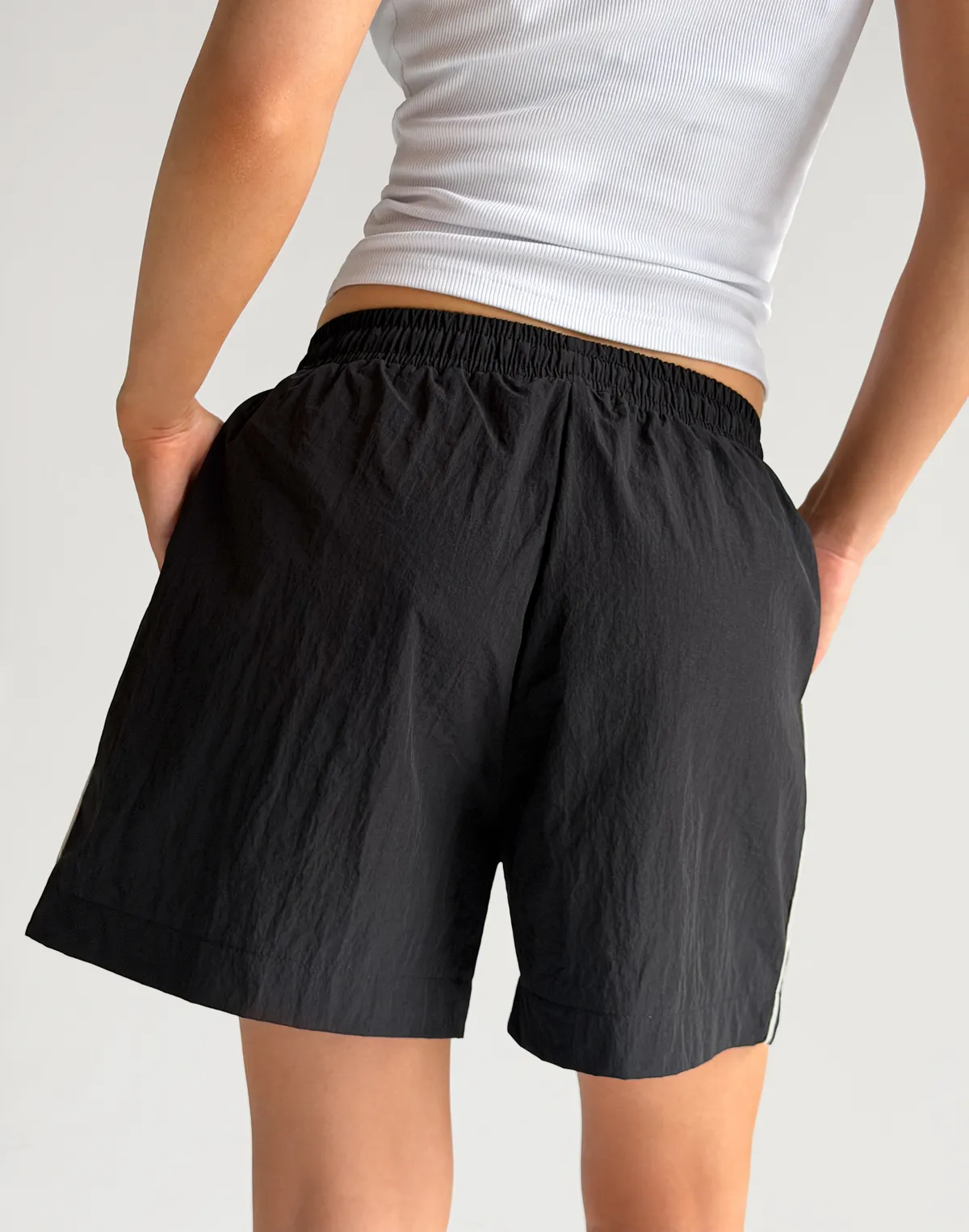 Шорти з плащової тканини з кантом, чорні - Фото 2