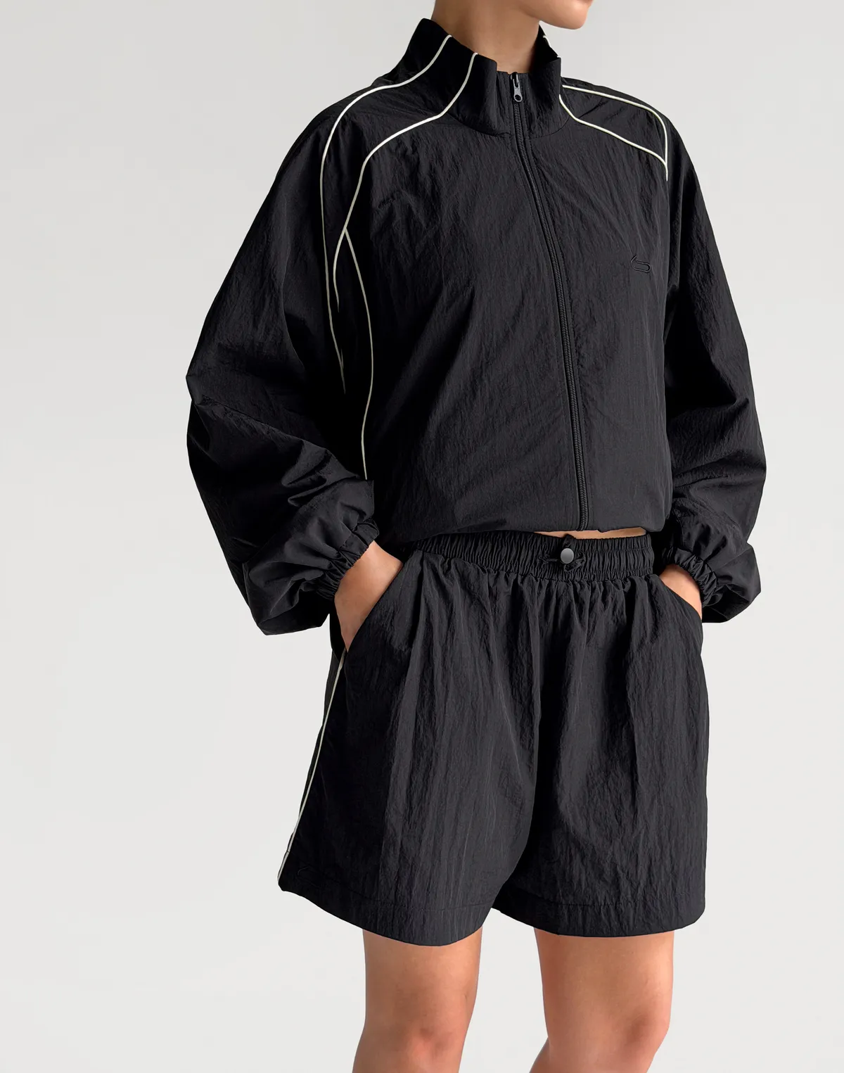 Шорти з плащової тканини з кантом, чорні - Фото 5