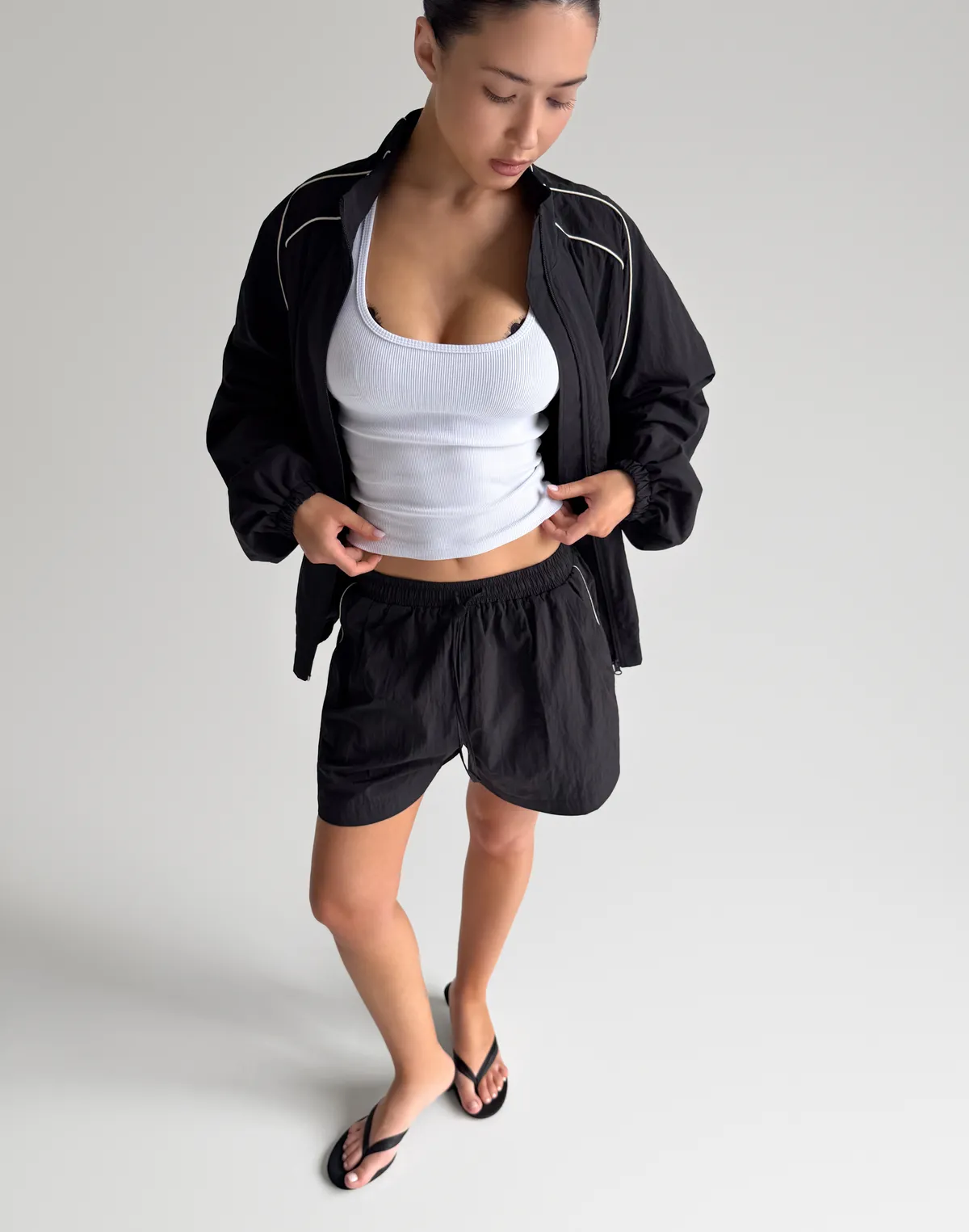 Шорти з плащової тканини з кантом, чорні - Фото 4